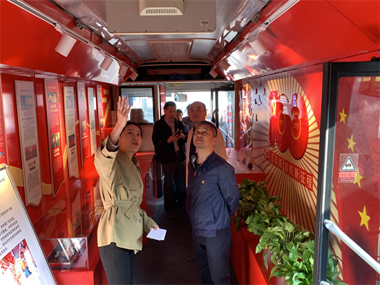 6b28bccbd621cd62c0dbb328505b3925.jpg 參觀公交移動(dòng)黨史館.jpg